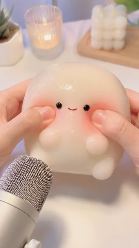 마이크 앞에서 말랑한 소품을 만지며 ASMR을 녹음하는 모습