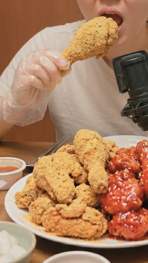 치킨을 들고 먹방을 촬영하는 모습